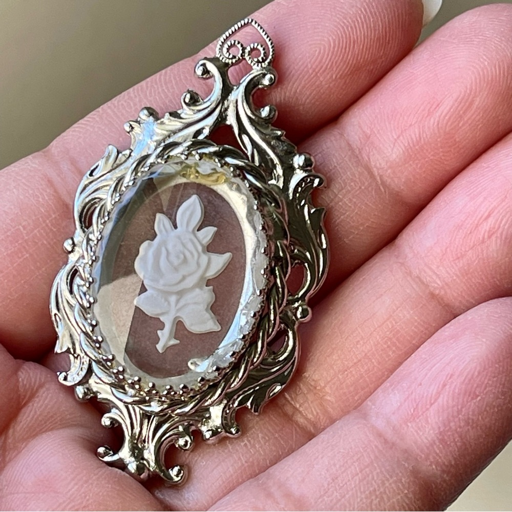 VINTAGE | Nouveau Intaglio Reverse Carved Glass Floral Silver Tone Pendant 2"x1"